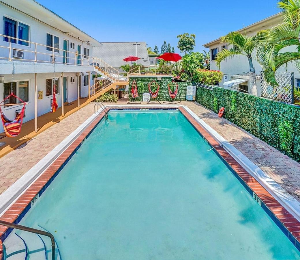 Walk To Dania Beach Christmas Getaway Pool Bagian luar foto